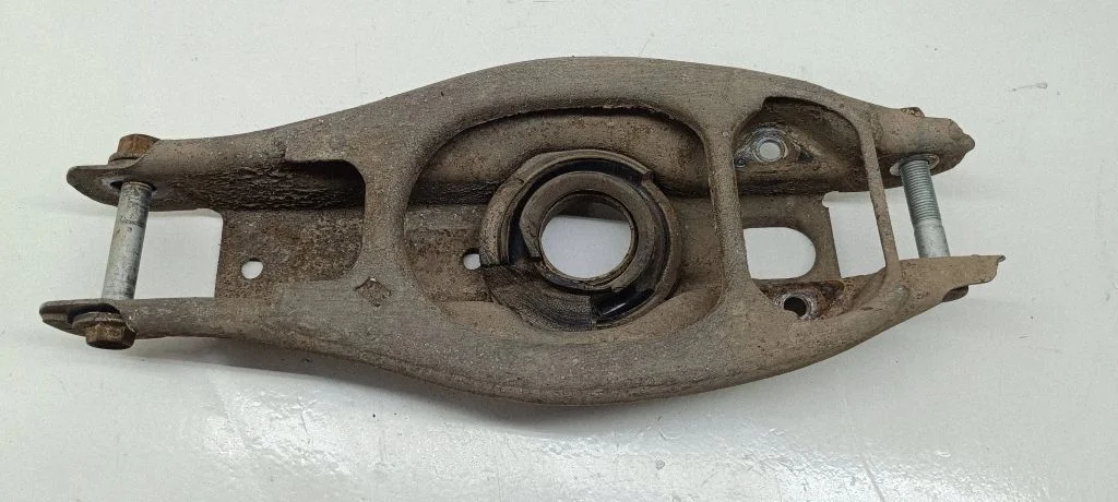 Rear upper control arm/wishbone