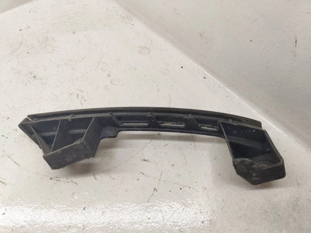 Esistange kinnitusklamber – Volkswagen Caddy (2004-2010)