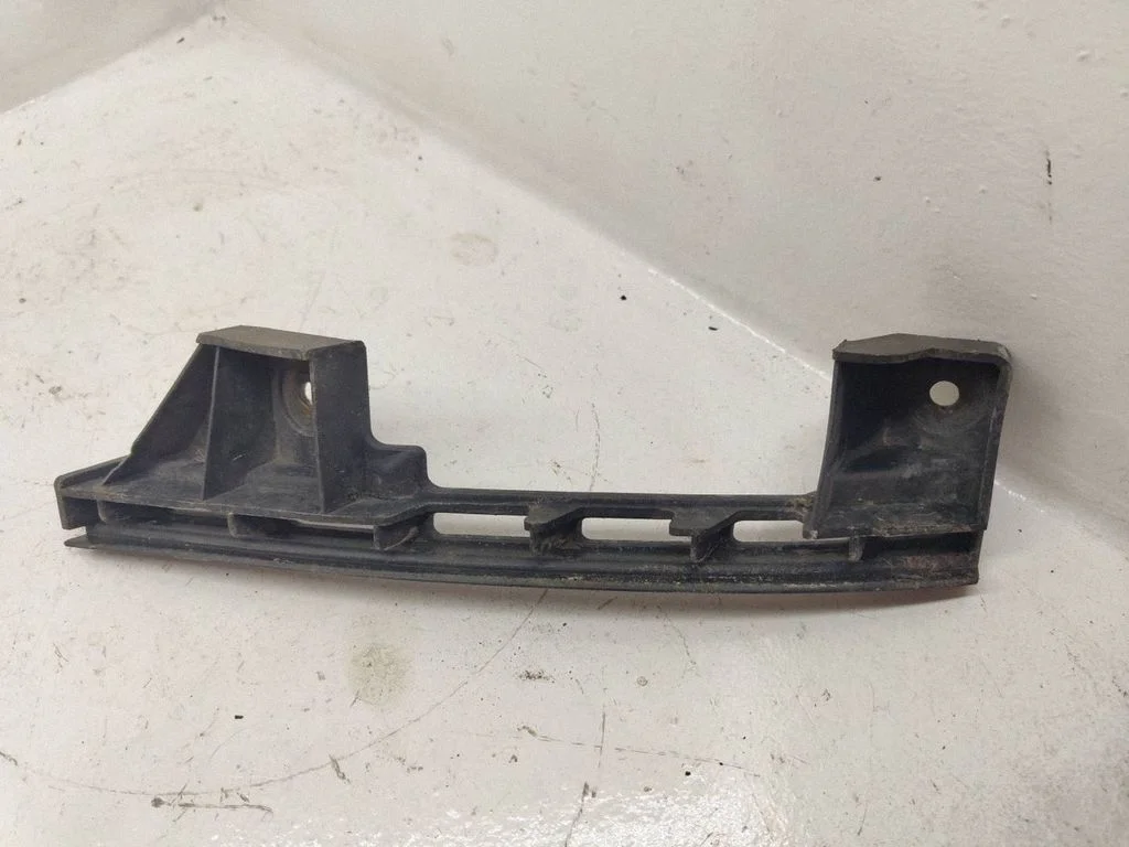 Esistange kinnitusklamber – Volkswagen Caddy (2004-2010)