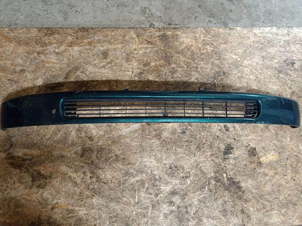 Front bumper upper radiator grill – Volkswagen Transporter - Caravelle T4 (1991-2003)