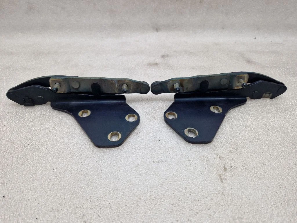 Engine bonnet/hood hinges – front
