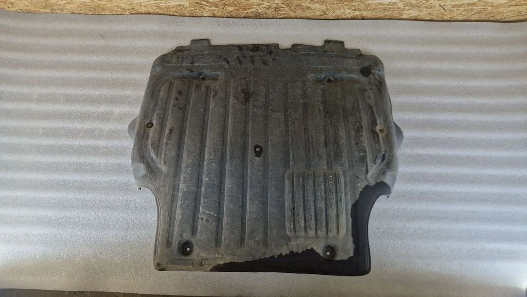 Engine splash shield/under tray – front