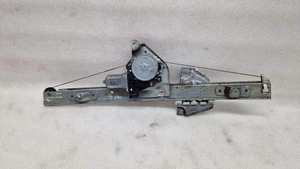 Rear window lifting mechanism without motor – Suzuki Grand Vitara II (2006-2016)