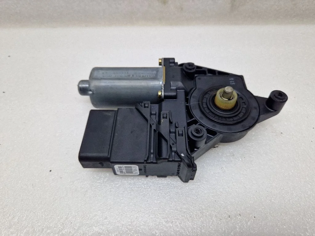 Aizmugurējā loga pacēlāja motoriņš 0130821696