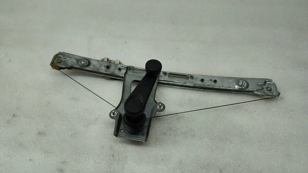 Mechaninis galinio lango pakėlimo mechanizmas