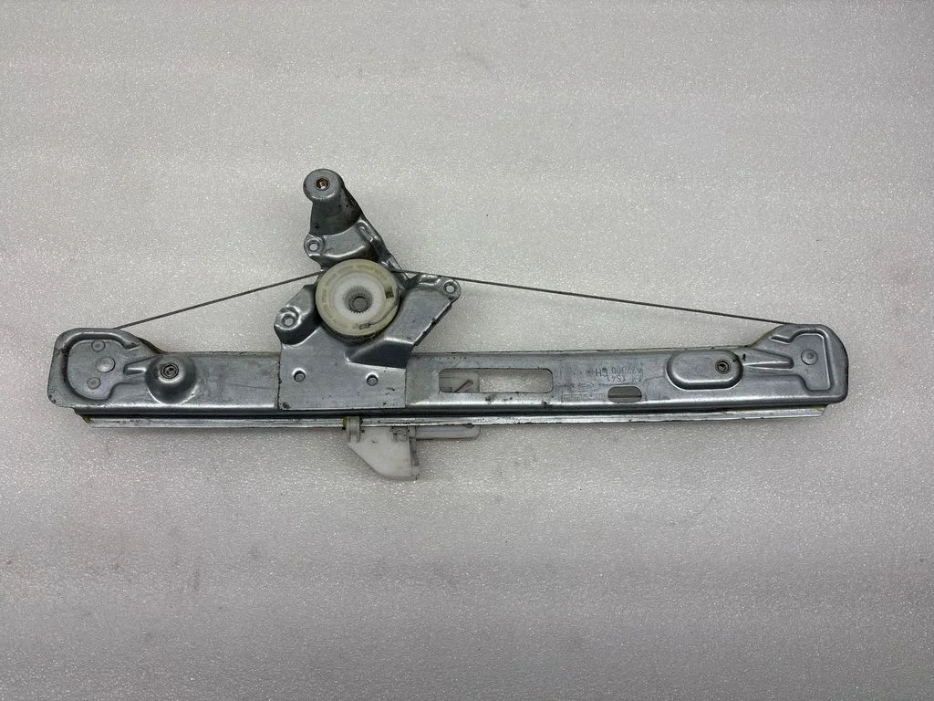 Mechaninis galinio lango pakėlimo mechanizmas