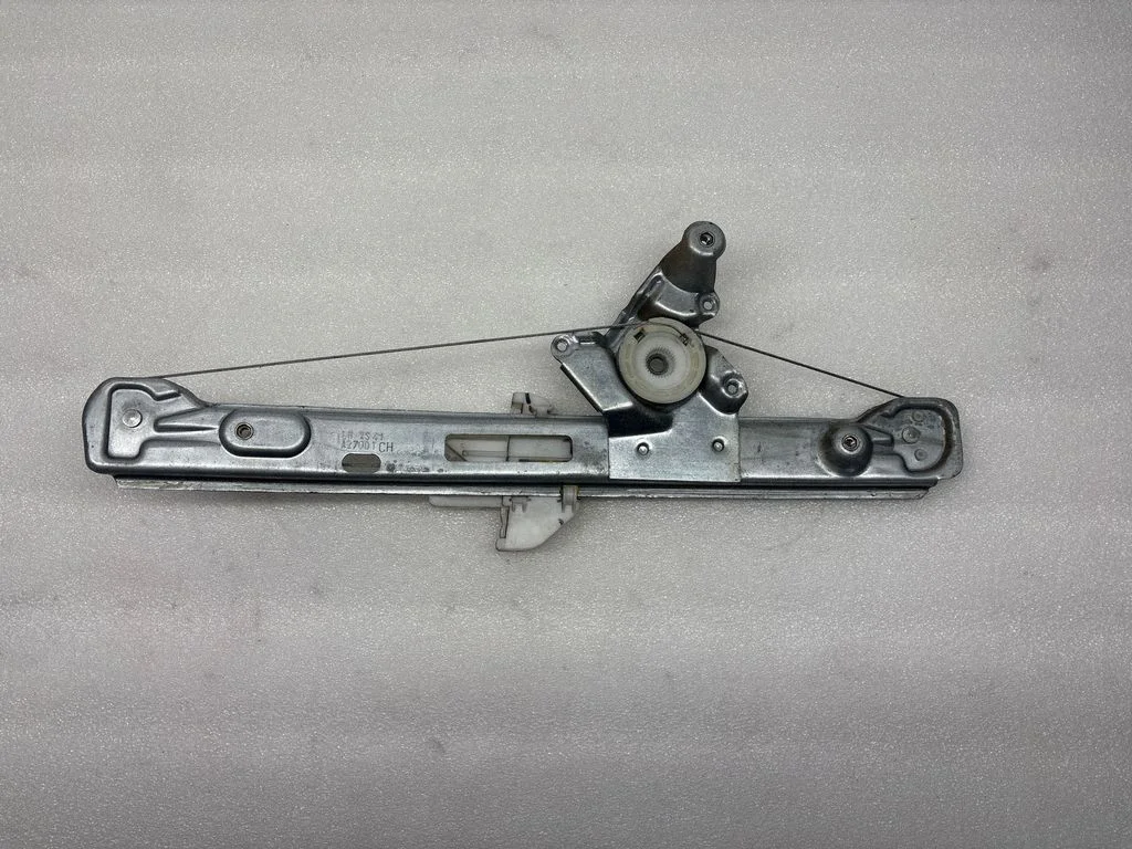 Mechaninis galinio lango pakėlimo mechanizmas