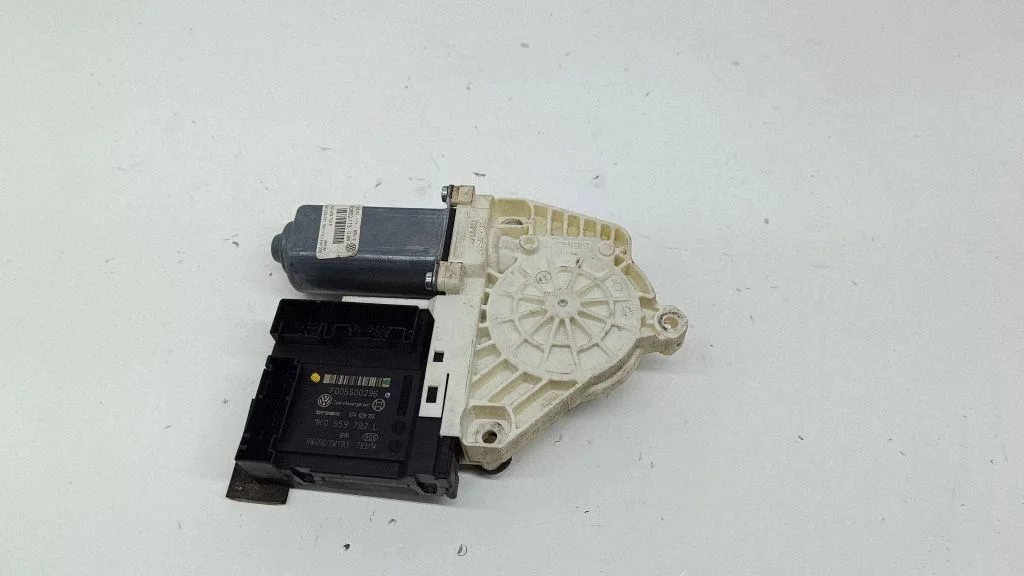 Priekšējā el. loga pacēlāja mehānisma komplekts – Volkswagen Passat B6 (2005-2010)