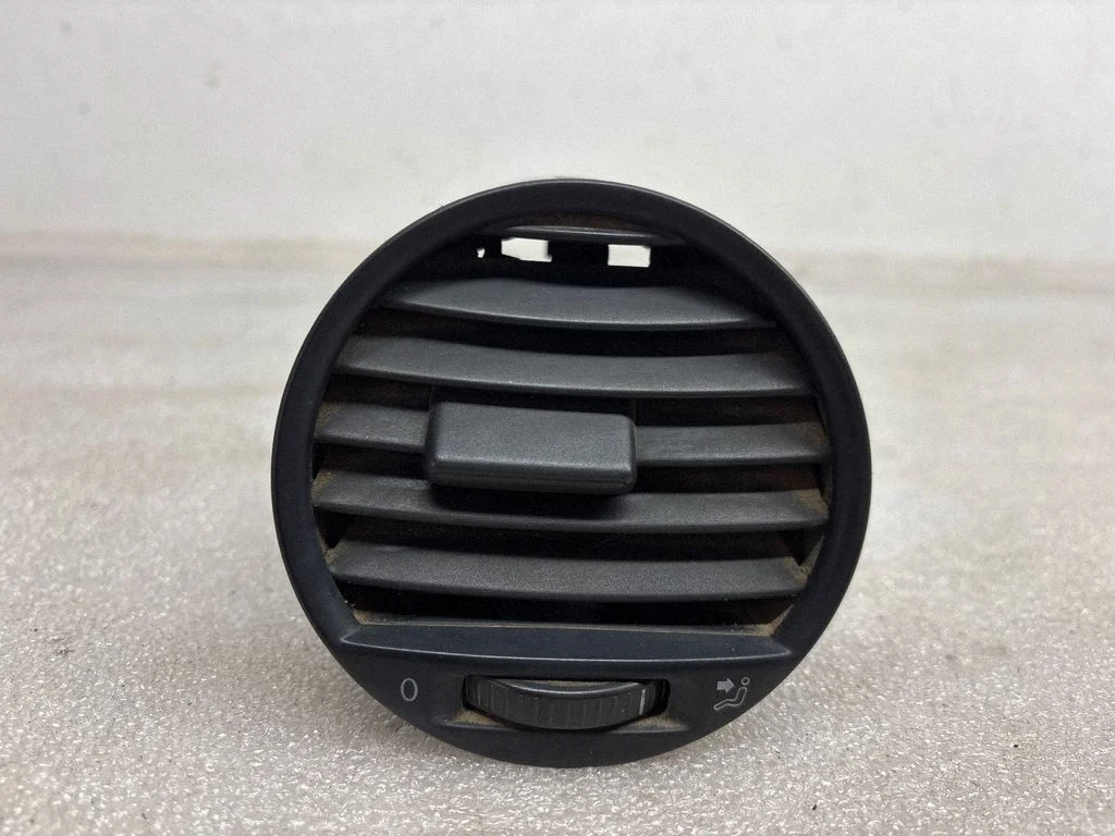 Armatuurlaua keskmine õhutusrest – Volkswagen Caddy (2004-2010)