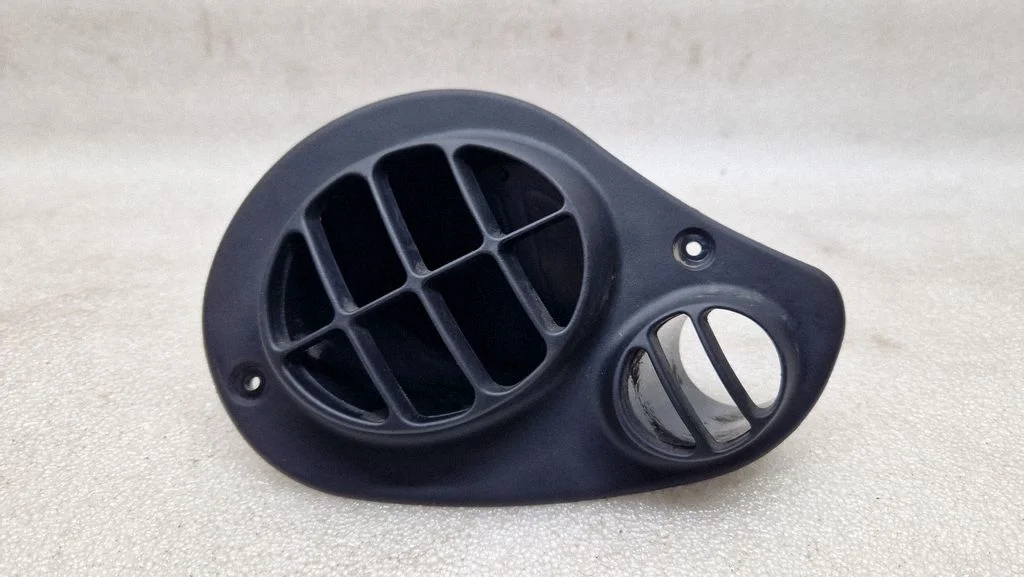 Dashboard side air vent grill/cover trim – centre