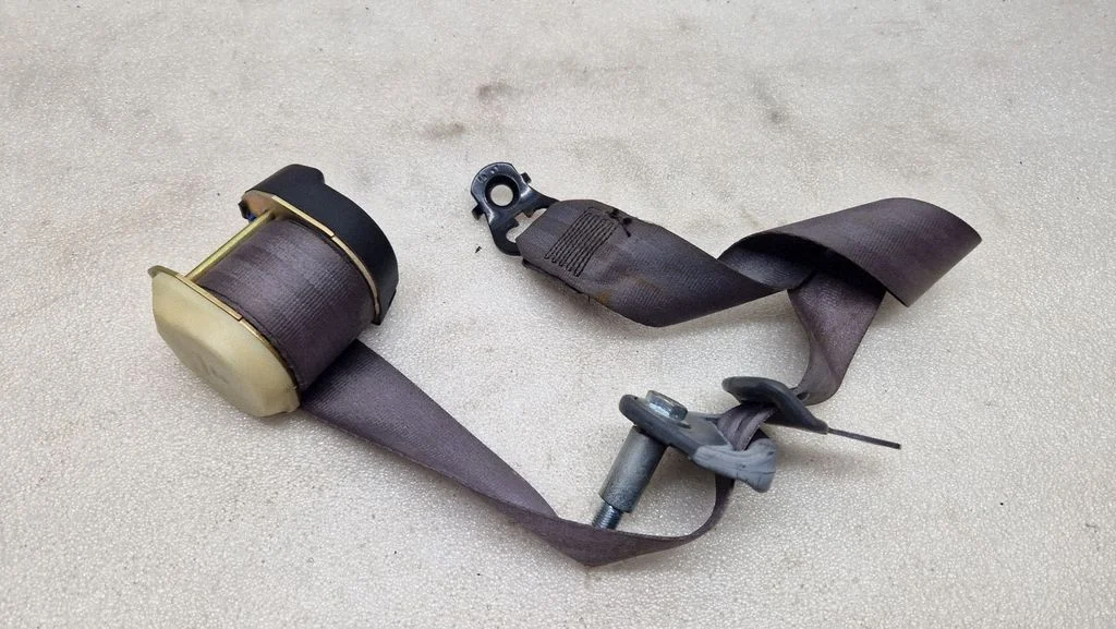 Rear seatbelt buckle
