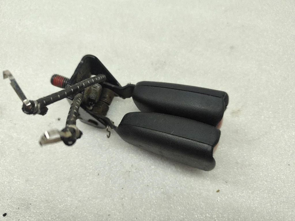 Rear seatbelt buckle 675039