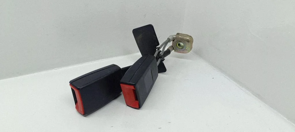 Middle seatbelt buckle (rear) – Volkswagen Passat B5.5 (2001-2005)