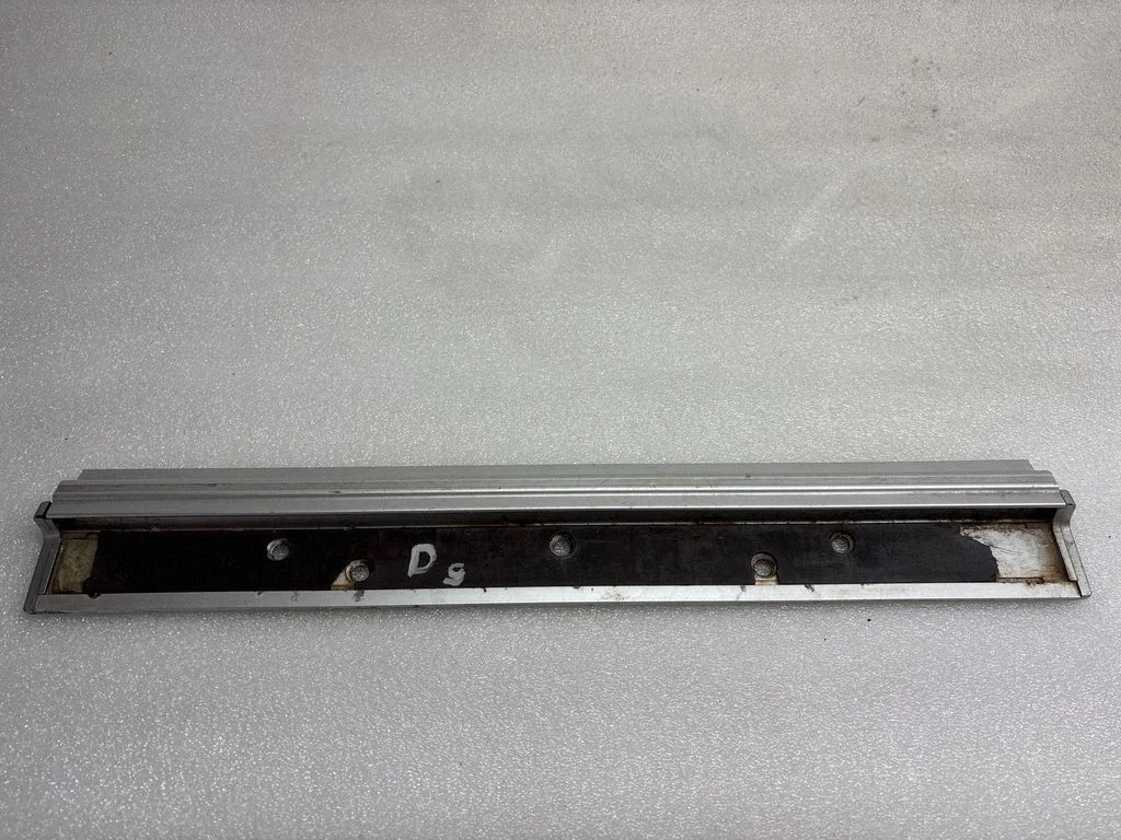 Rear sill trim cover – right