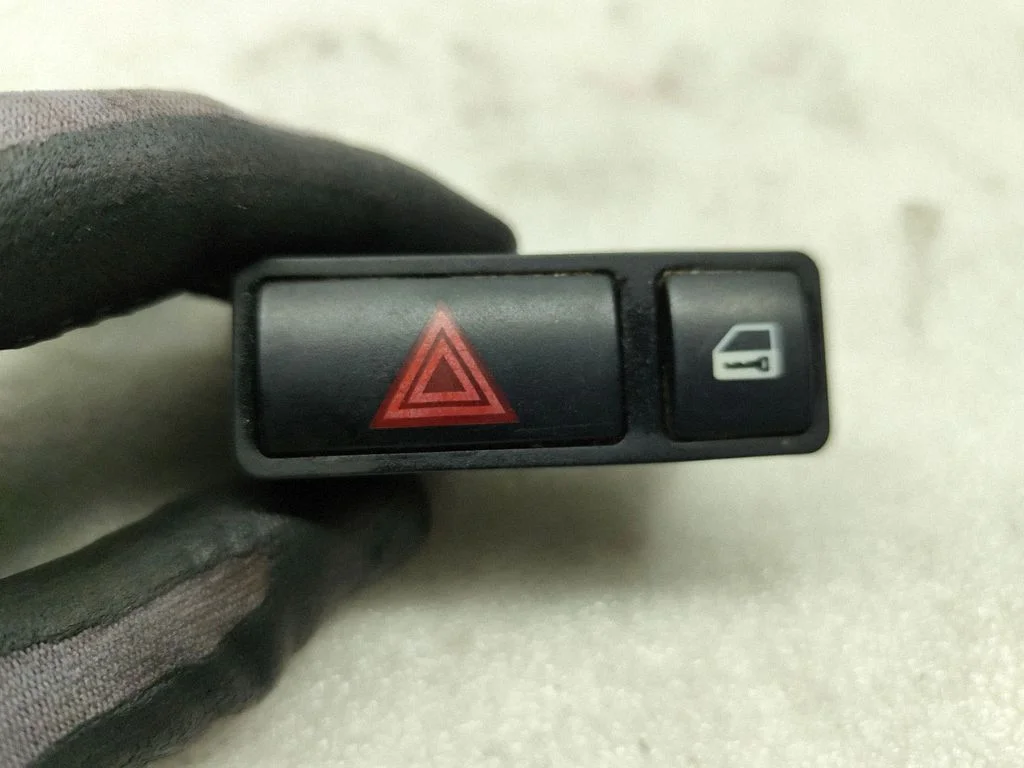 Hazard light switch 8368920
