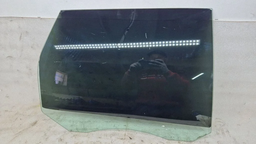 Rear door window glass – rear right