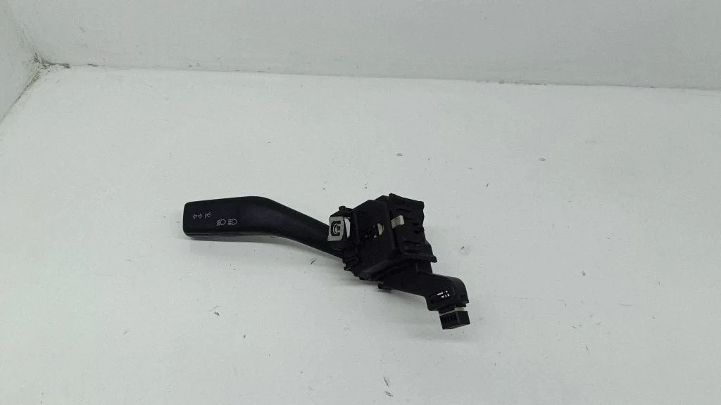 Pagriezienu/gaismu svira – Volkswagen Touran I (2003-2010)
