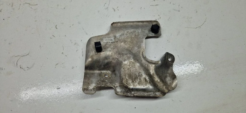 Heat shield in engine bay 7224341