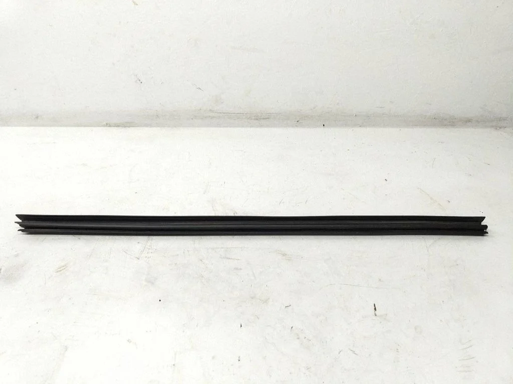 Esiukse klaasi liist – Volkswagen Caddy (2004-2010)