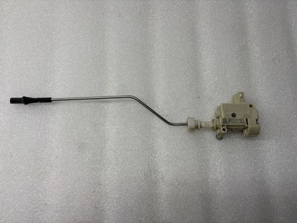 Kütusepaagi korgi luku mootor 3C0810773