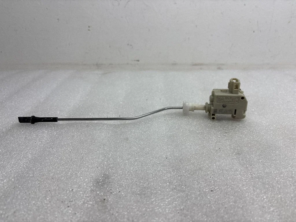 Kütusepaagi korgi luku mootor 3C0810773