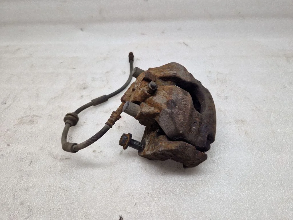 Front brake caliper – front right