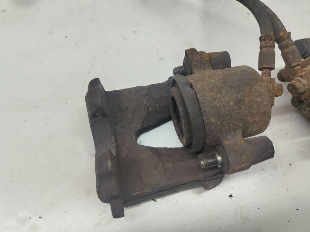 Front brake caliper – Volkswagen Caddy (2004-2010)