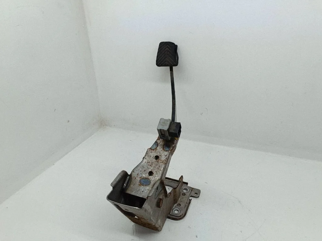 Brake pedal – Hyundai Santa Fe (2000-2006)