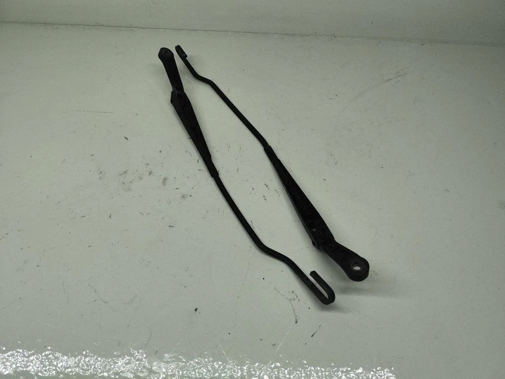 Front wiper blade arm – Volkswagen Passat B5.5 (2001-2005)
