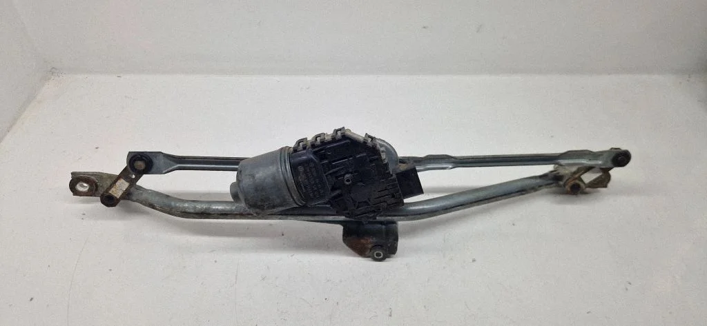 Front wiper linkage and motor – Volkswagen Passat B5.5 (2001-2005)