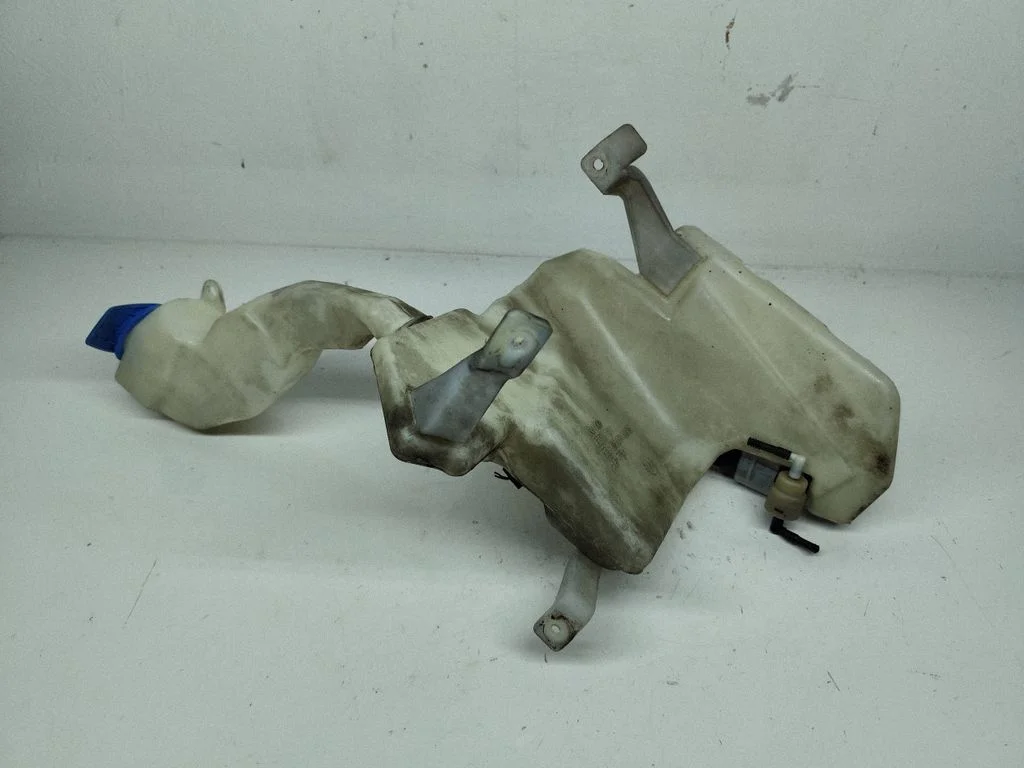 Windshield washer fluid reservoir/tank – Volkswagen Passat B5.5 (2001-2005)
