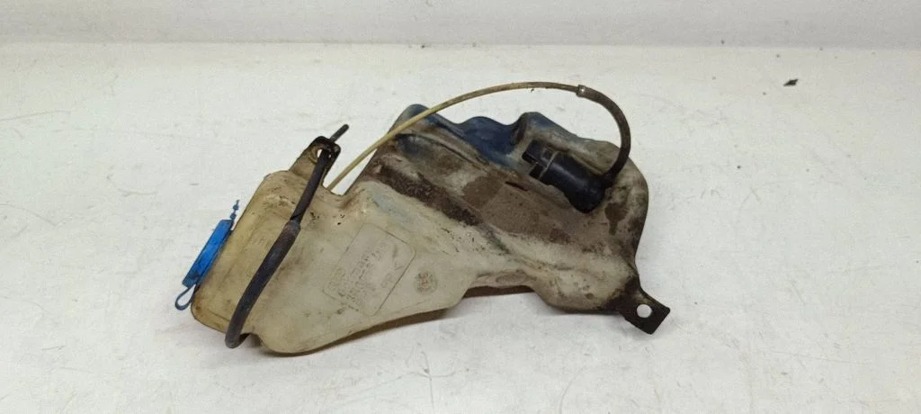 Logu mazgāšanas šķidruma tvertne 3B0955453T