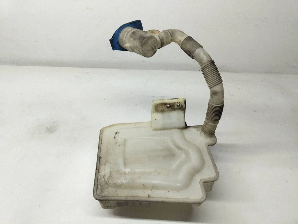 Windshield washer fluid reservoir/tank – Volkswagen Golf Plus (2005-2013)