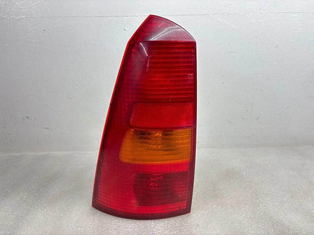 Aizmugurējais lukturis virsbūvē – Ford Focus (1998-2004)
