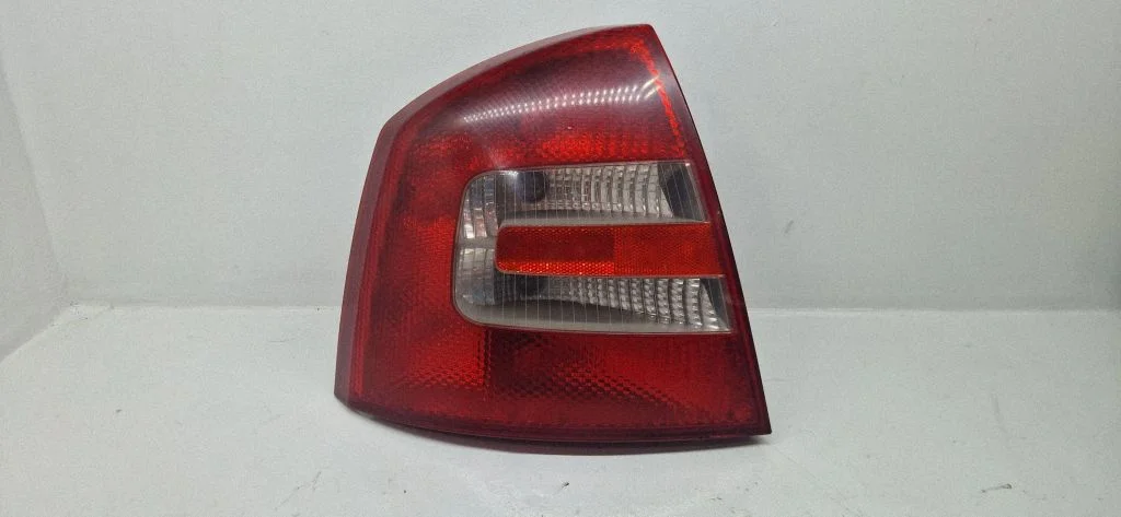 Aizmugurējais lukturis virsbūvē – Skoda Octavia Mk2 (1Z) (2004-2013)