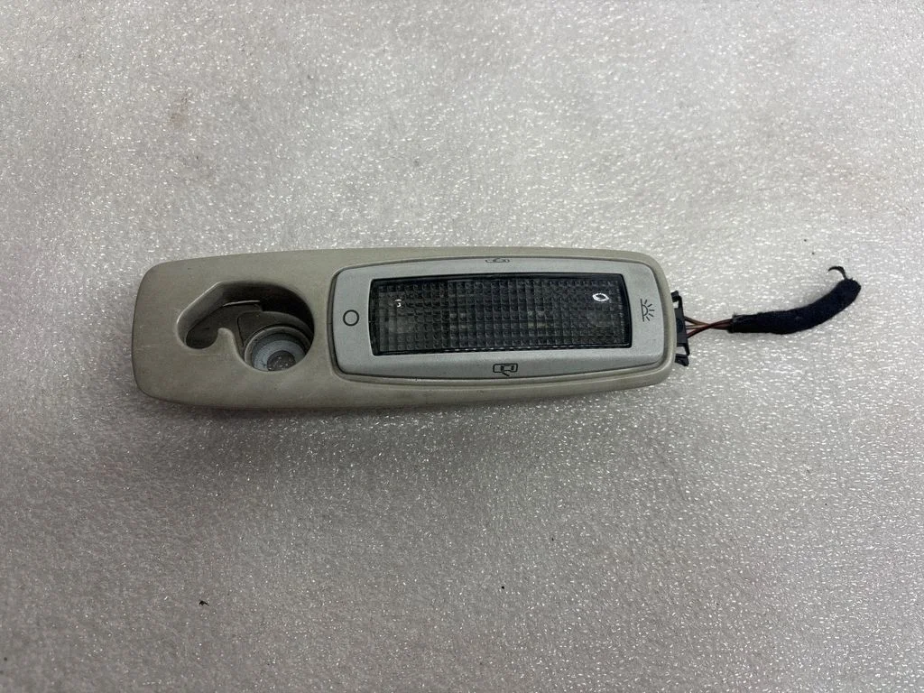 Aizmugurējo sēdvietu apgaismojuma lukturis 3B0947291