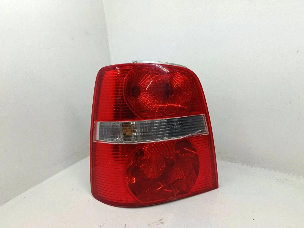 Aizmugurējais lukturis virsbūvē – Volkswagen Touran I (2003-2010)