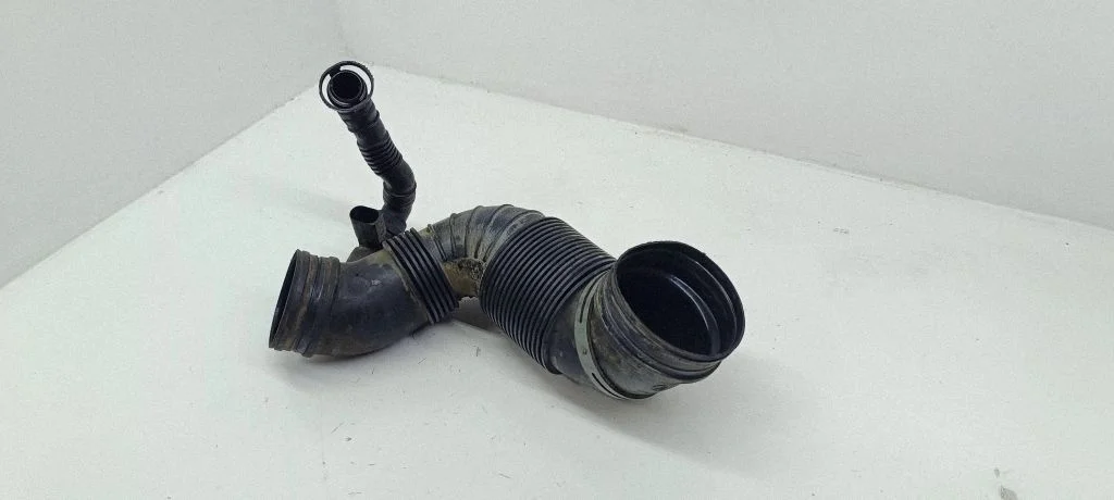 Air intake hose/pipe – Volkswagen Passat B6 (2005-2010)