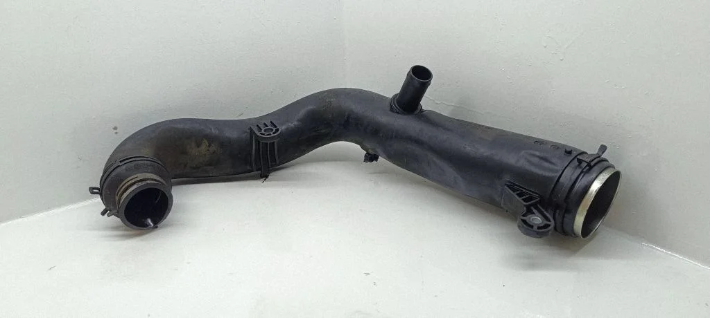Õhu sisselaske voolik (-ud)/ toru (-d) – Volkswagen Passat B6 (2005-2010)