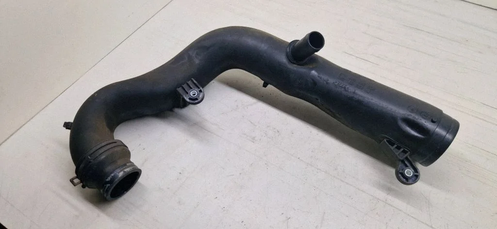 Õhu sisselaske voolik (-ud)/ toru (-d) – Volkswagen Passat B6 (2005-2010)