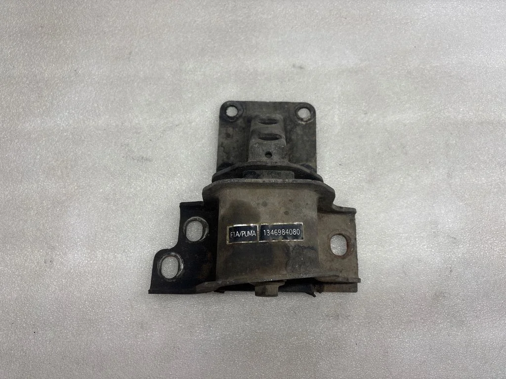 Engine mount bracket 1346984080
