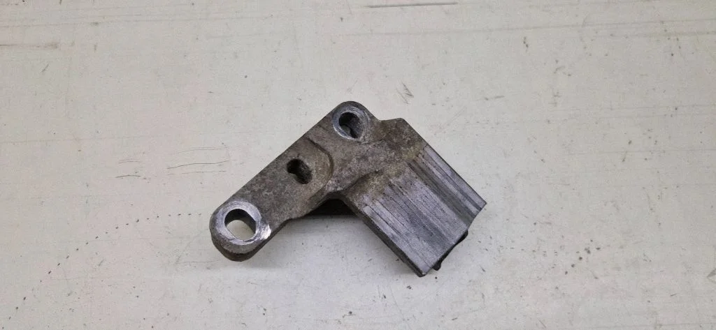 Engine mount bracket 3618372