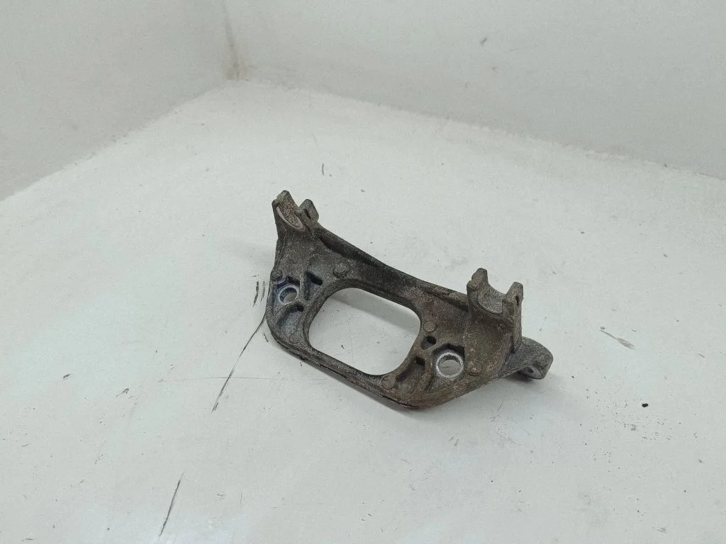 Engine mount bracket 8200277212