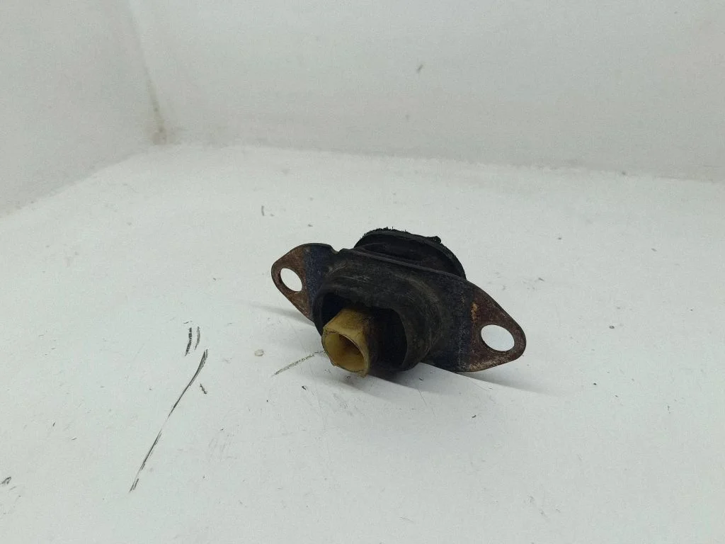 Engine mount bracket 112205217R