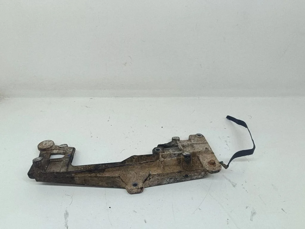 Dzinēja stiprinājuma kronšteins – Volkswagen Passat B6 (2005-2010)