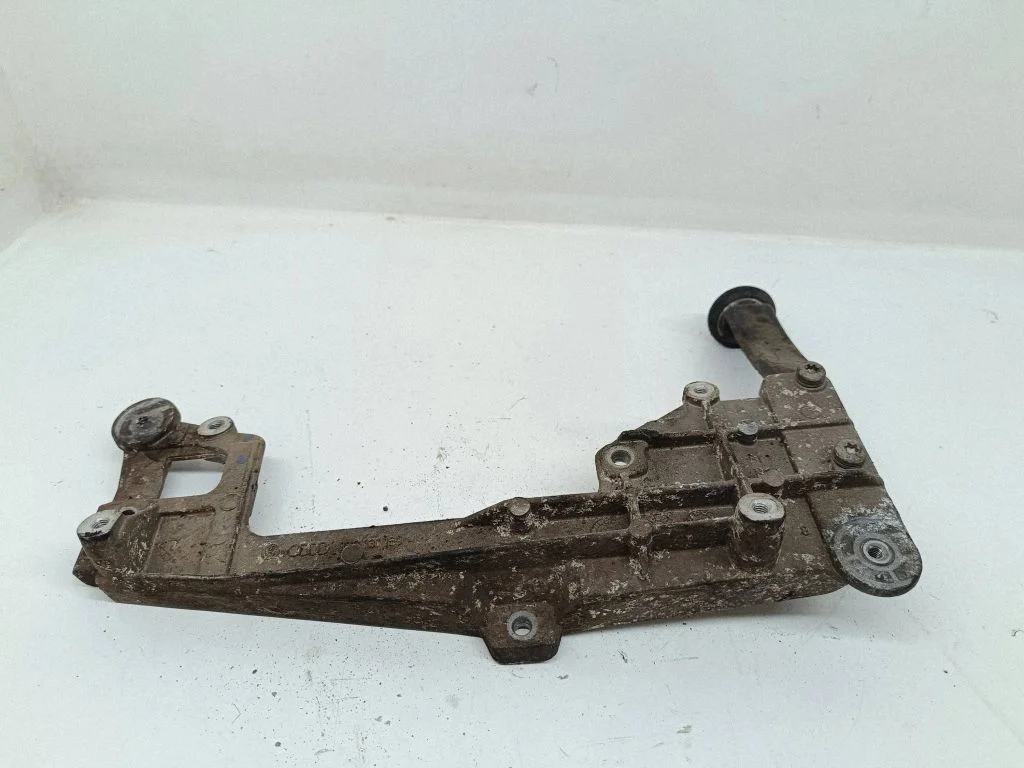 Dzinēja stiprinājuma kronšteins – Audi A3 S3 8P (2003-2012)
