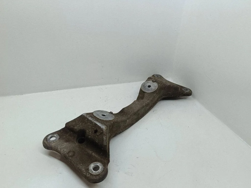 Engine mounting bracket – BMW 1 Series E81 E87 (2004-2011)