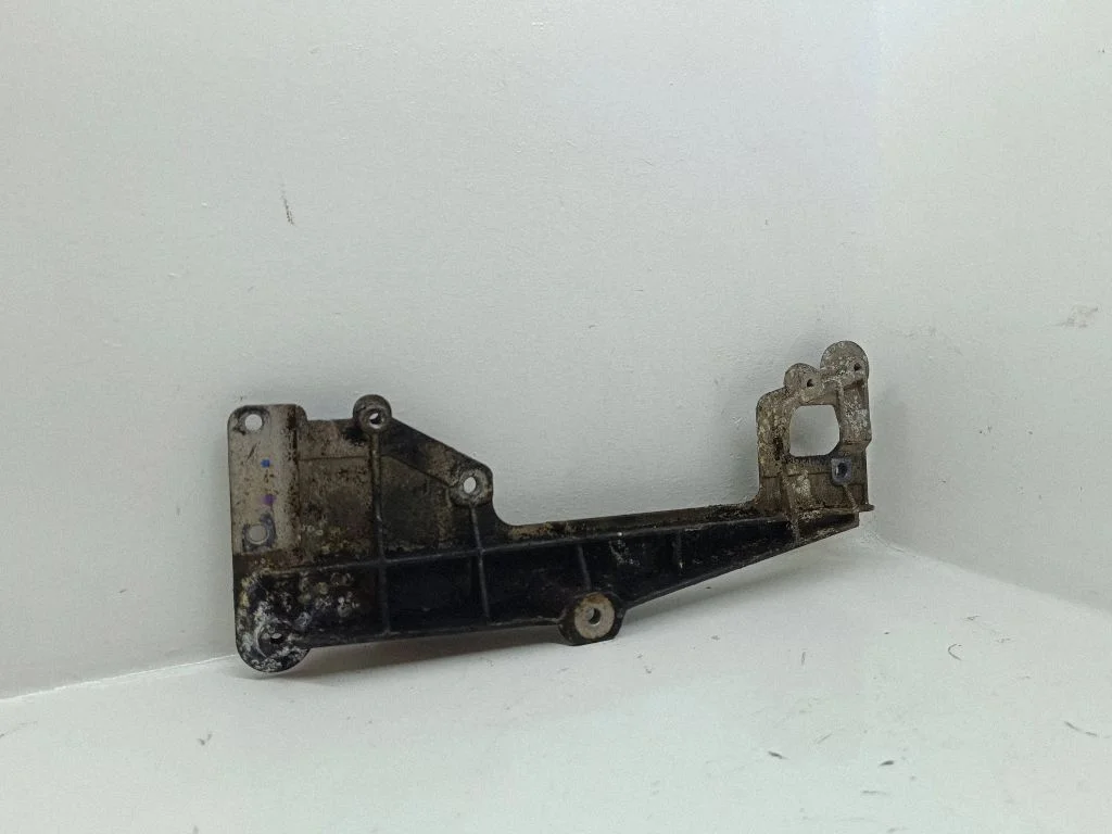 Dzinēja stiprinājuma kronšteins – Audi A3 S3 8P (2003-2012)