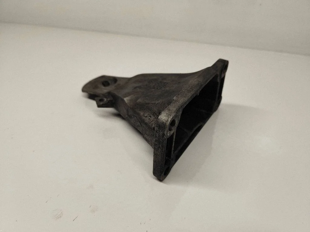 Engine mounting bracket 6761150