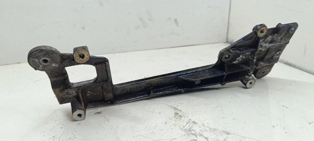 Dzinēja stiprinājuma kronšteins – Volkswagen Passat B6 (2005-2010)